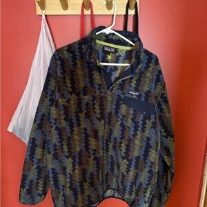 Patagonia lightweight synchilla snap-t fleece pullover in climbing trees, size L